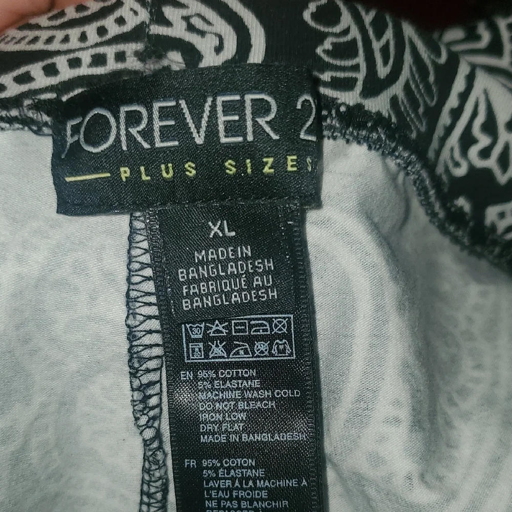 Black and White Paisley Blanket - Picture 5 of 6